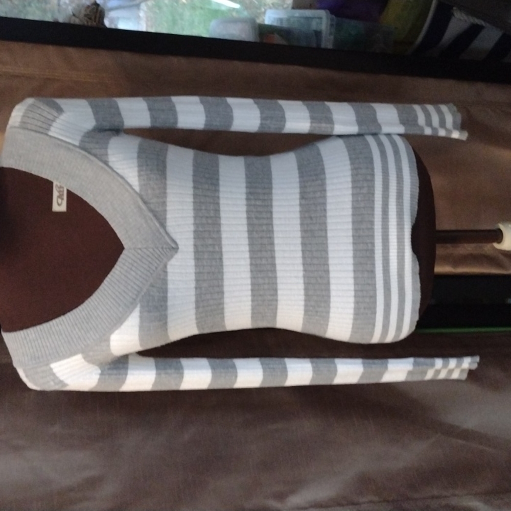 Petite Women's Gray & White Striped Sweater